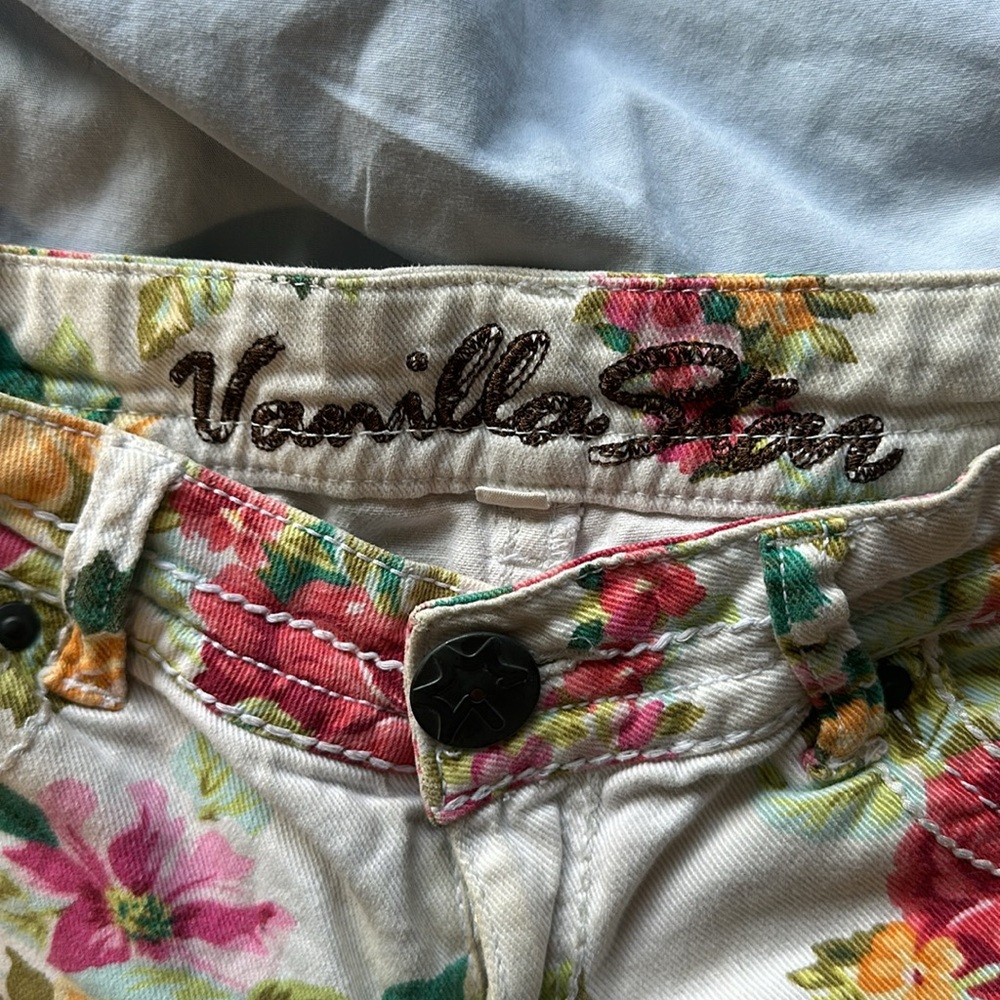 Vanilla Star Denim Floral Print Shorts Size 7 - Picture 2 of 4